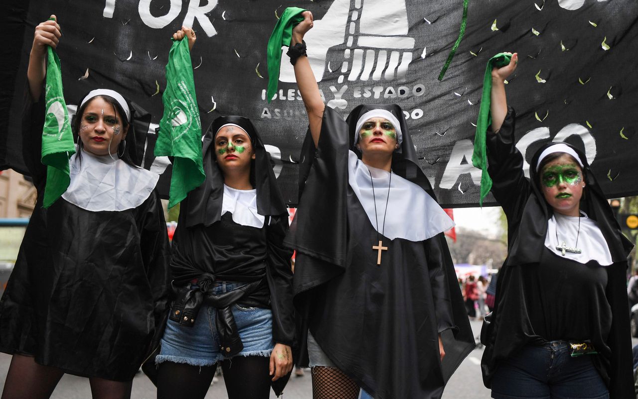 Γυναίκες διαδηλώνουν στην Αργεντινή υπέρ του δικαιώματος στην άμβλωση. Είναι ντυμένες σαν καθολικές μοναχές, τονίζοντας έτσι την σθεναρή αντίθεση της Εκκλησίας ενώ κρατούν στα χέρια του το χαρακτηριστικό πράσινο μαντήλι, που συμβολίζει το αίτημά τους για νόμιμες αμβλώσεις. 