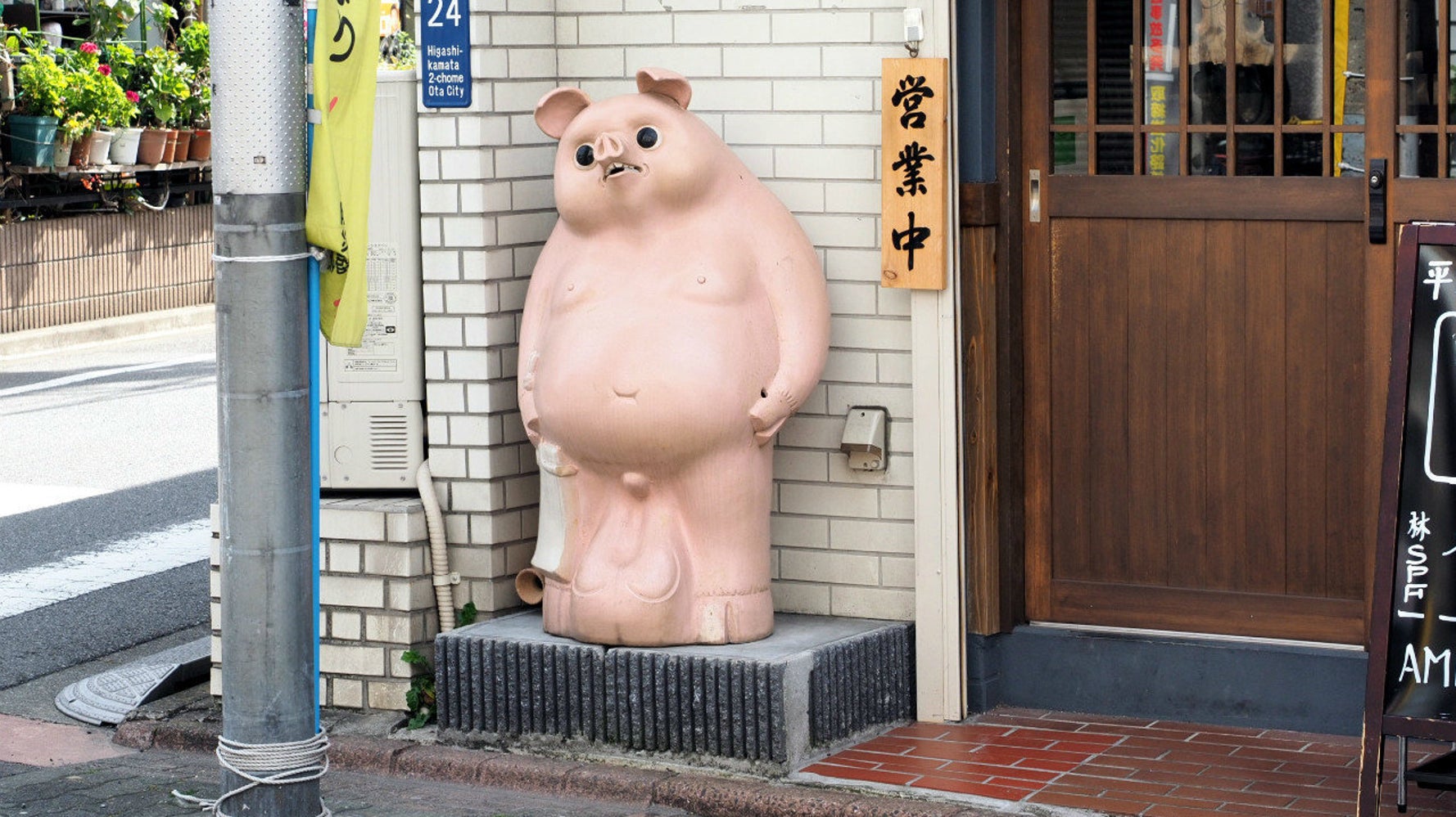 ブタに改造されたタヌキ にネット騒然 東京 蒲田のとんかつ店に設置経緯を聞いたところ ハフポスト ブタに改造されたタヌキ にネット騒然 東京 蒲田のとんかつ店に設置経緯を聞いたところ ハフポスト