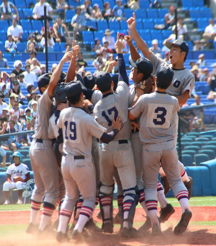 2018年の第100回全国高校野球選手権の神奈川県大会で、10年ぶりに夏の甲子園出場を決め、歓喜の慶応ナイン