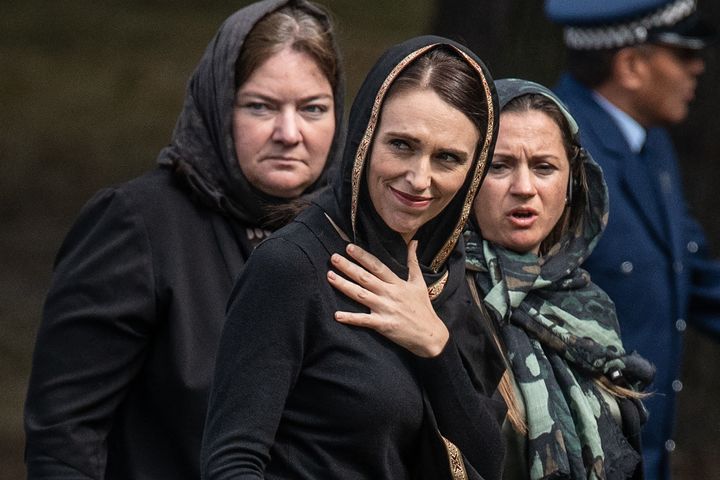 Ardern, durante la llamada a la oración musulmana de los viernes, retransmitida en todo el país para solidarizarse con las víctimas de la masacre de Christchurch.