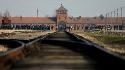 El Memorial de Auschwitz reprende a varios visitantes por hacerse fotos