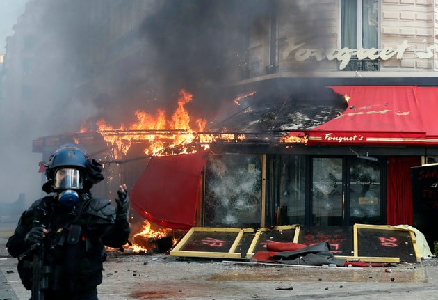 Das berühmte Restaurant Fouquet's auf der Champs Elysees brennt nach Auseinandersetzungen während eines Gelbwesten-Protests.