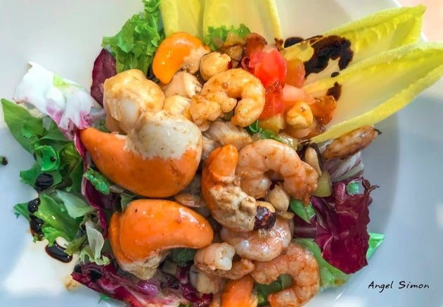 Ensalada de vieiras con gambas del restaurante