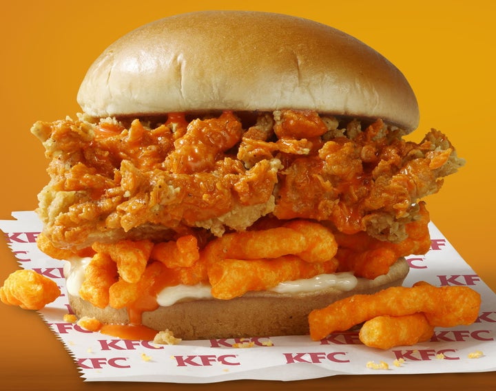 O Cheetos Sandwich é feito com um filé de frango crocante regado com um molho de Cheetos, maionese e uma camada do salgadinho.