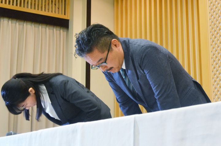 アイドルグループ「NGT４８」メンバーへの暴行をめぐる問題で、記者会見し謝罪する運営会社「AKS」の松村匠取締役（右）ら＝3月22日午後、新潟市