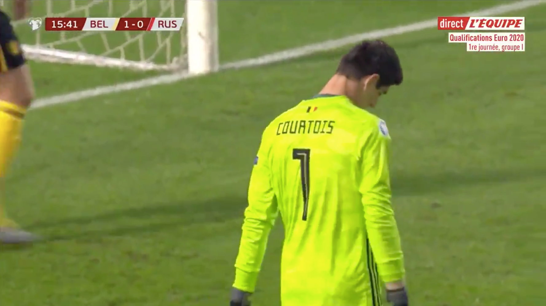 Belgique Russie Thibaut Courtois Fait Une Enorme Bourde Et Offre Un But Aux Russes Le Huffpost