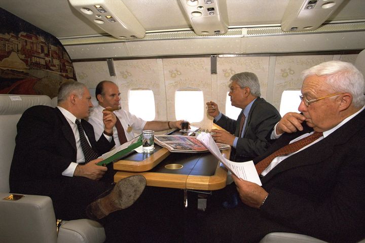 13 χρόνια πίσω... Ο Uzi Arad στο πρωθυπουργικό αεροσκάφος εν πτήση, με τον Μπένιαμιν Νετανιάχου, τον τότε υπουργό Υποδομών Άριελ Σαρόν και τον επίσης υπουργό Νταβίντ Λεβί.