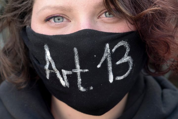 Διαδηλώτρια στην Γερμανία κατά του άρθρου 13, αναπαριστά την «φίμωση»