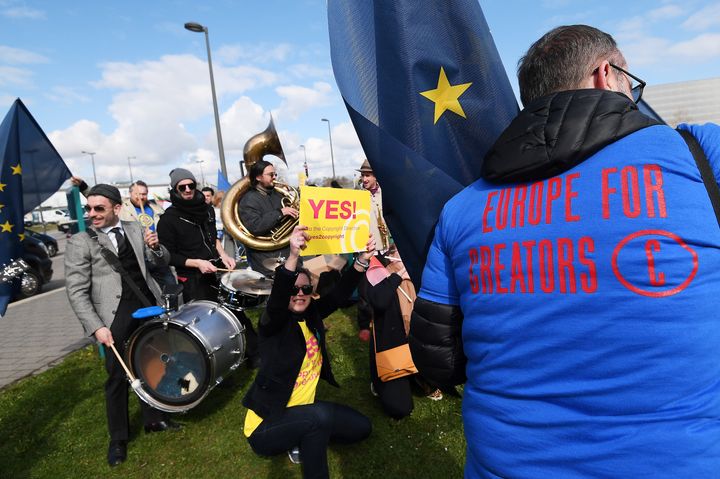 Ευρωπαίοι δημιουργοί διαδηλώνουν υπέρ του άρθρου 13 στο Στρασβούργο της Γαλλίας, έξω από το ευρωπαϊκό κοινοβούλιο, που θεωρούν ότι θα προστατεύει τα πνευματικά δικαιώματά τους...