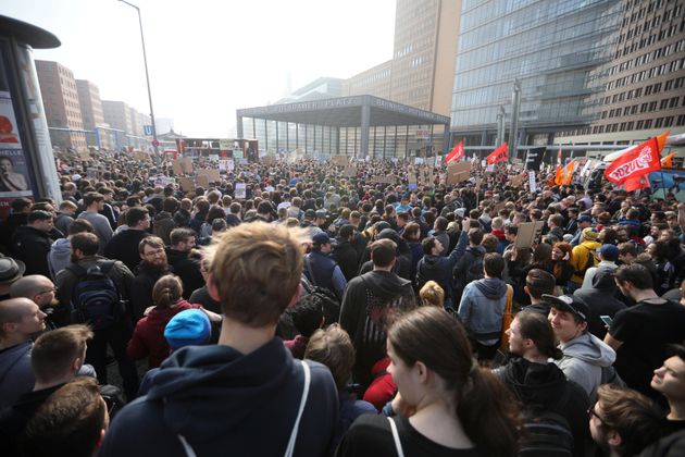 Από την ογκώδη διαδήλωση κατά του άρθρου 13 και των αλλαγών σε σχέση με τα πνευματικά δικαιώματα, στο Βερολίνο.