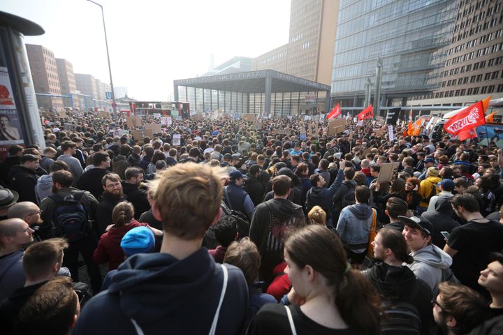 Από την ογκώδη διαδήλωση κατά του άρθρου 13 και των αλλαγών σε σχέση με τα πνευματικά δικαιώματα, στο Βερολίνο.