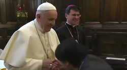 La cobra del papa: ¿por qué no deja que le besen el