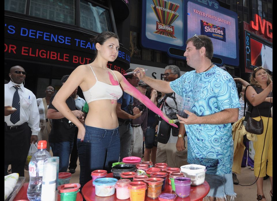 Andy Golub Paints Nude Models In Times Square