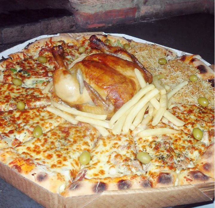 Pizzaria Bate-Papo, no Guarujá, faz sucesso com suas pizzas enormes. 
