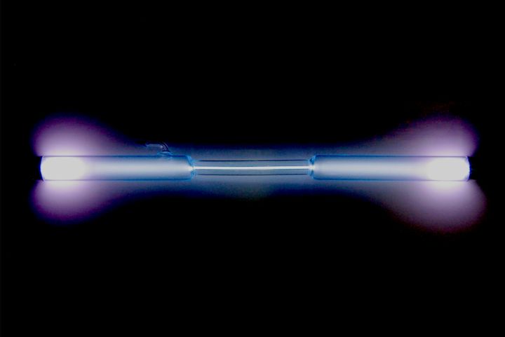 Description 1 Spectrum en:Gas-filled_tube | gas discharge tube : the en:Noble gas | noble gas : en:Xenon | xenon Xe . Used with 1,8kV, 18 ... 
