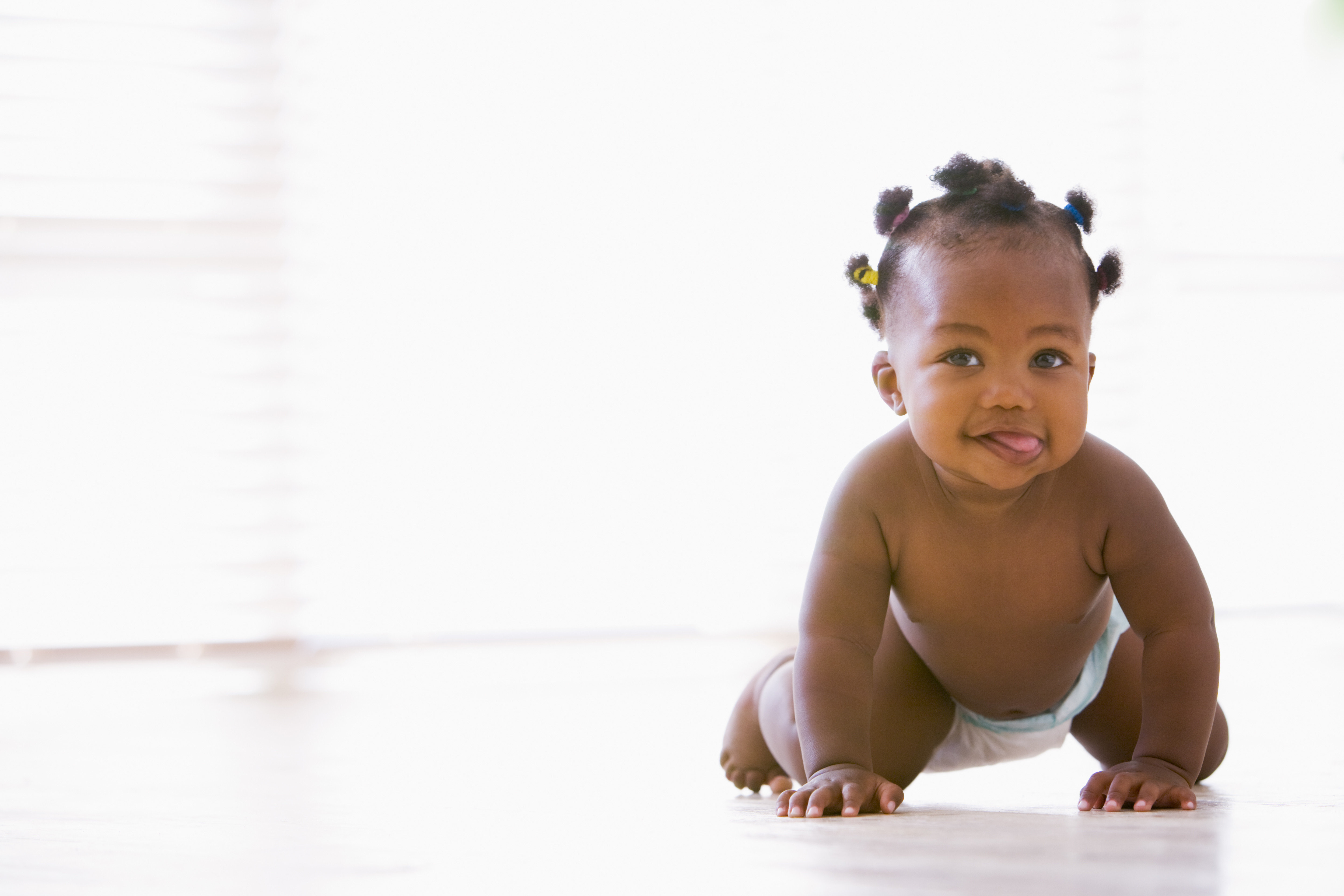 baby crawling to walking