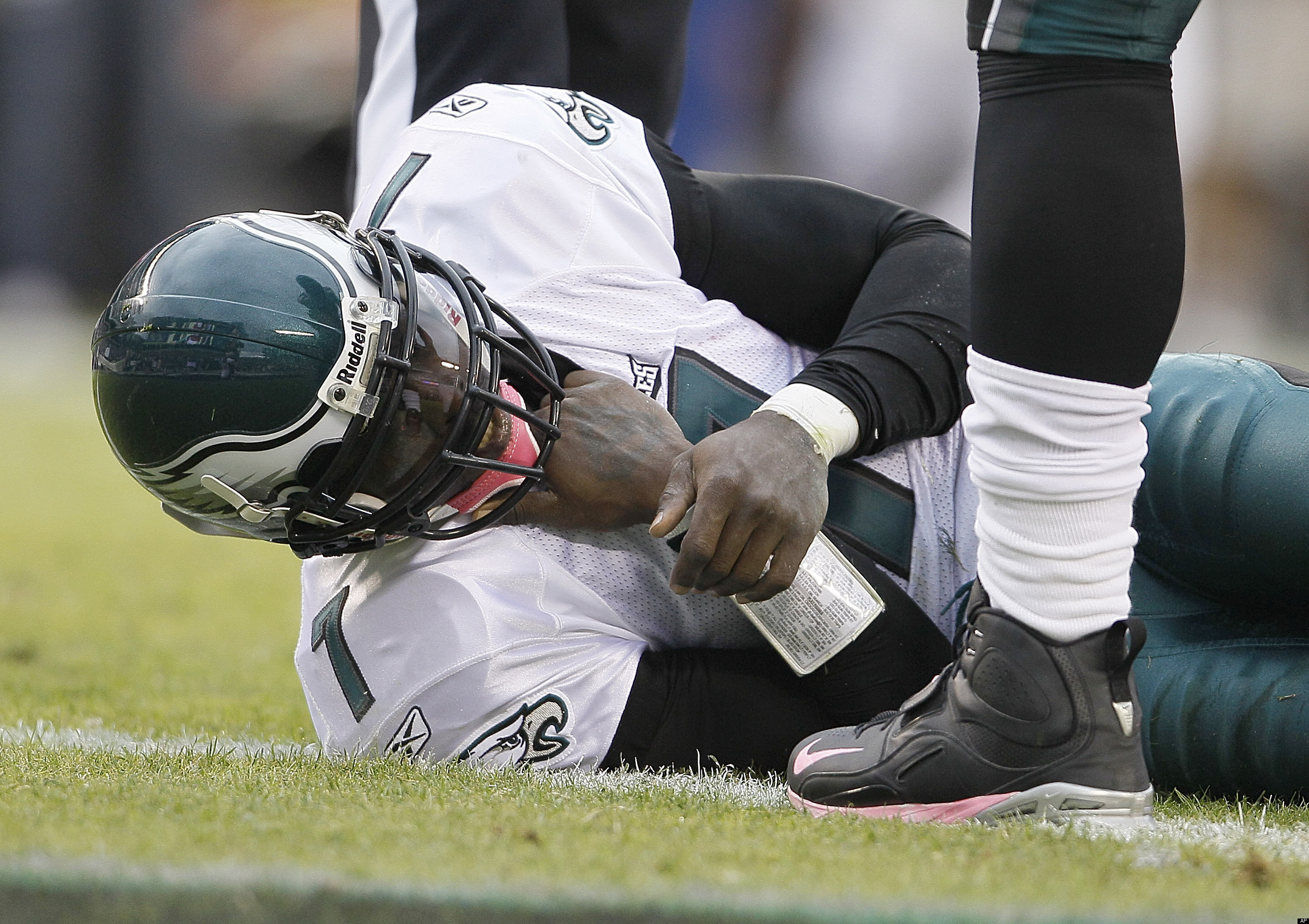 Michael Vick Injury: QB Knocked Out Of Game (VIDEO) | HuffPost Sports