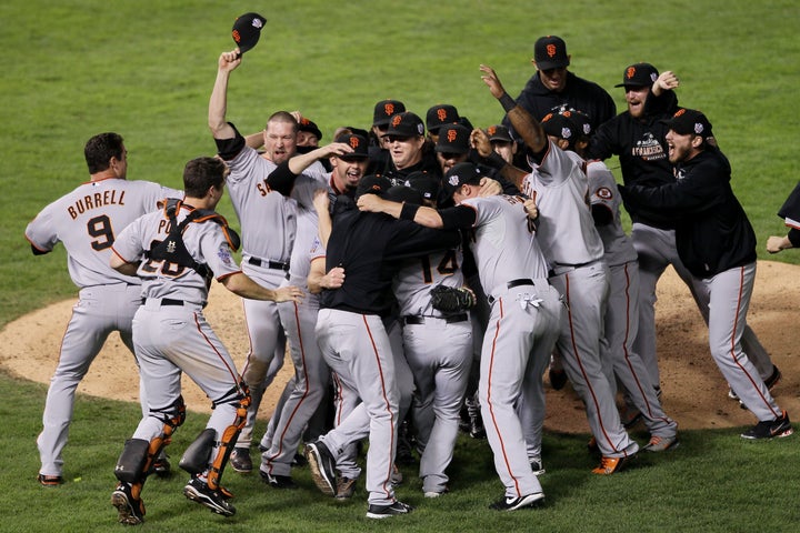 Giants win World Series behind Lincecum, Renteria