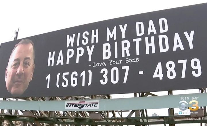 誕生日メッセージの掲載された看板広告