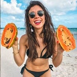 Σάλος με διάσημη βέγκαν Υοutuber που «συνελήφθη» να τρώει