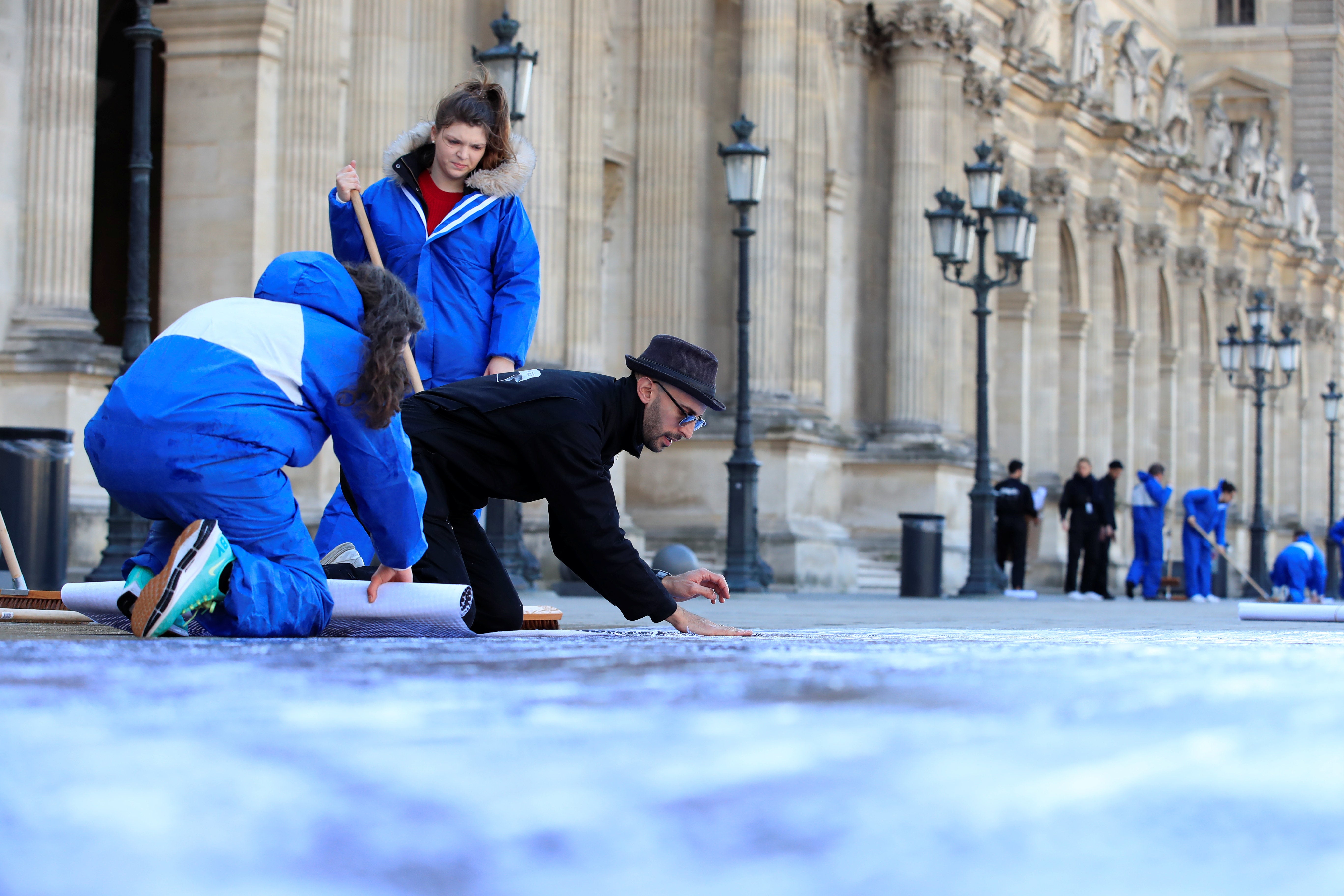 JR peut compter sur l'aide de 400 volontaires pour installer son œuvre dans la cour