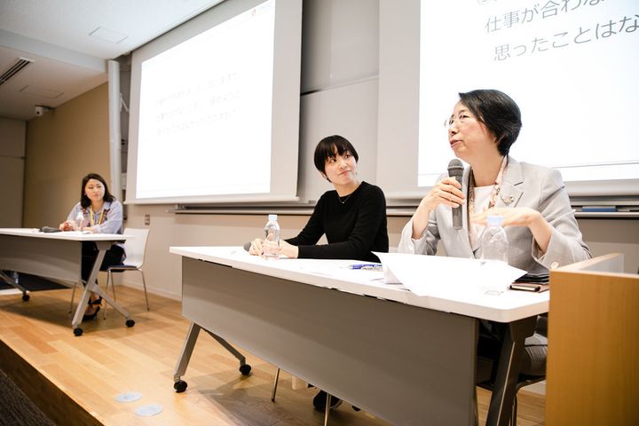 （右から）髙橋裕子さん、江澤身和さん、ファシリテーターの新居日南恵さん