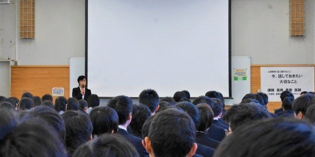 南多摩中等教育学校で行われた医師と保健体育の指導教諭による性教育のモデル授業