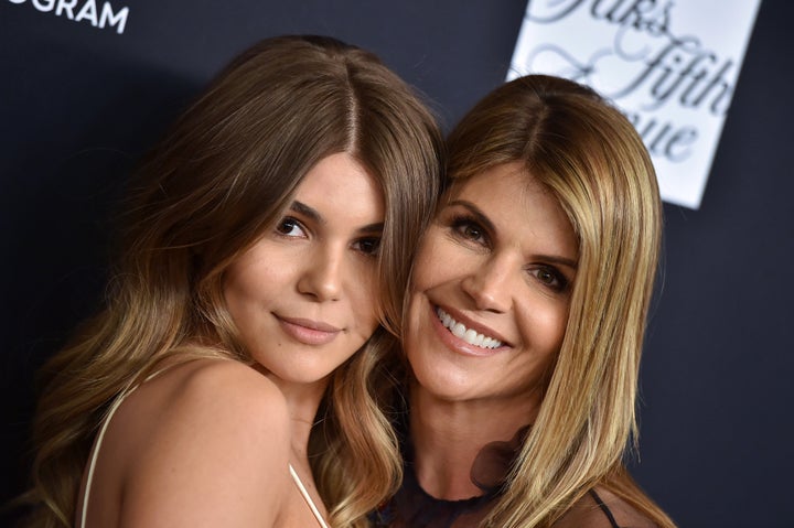  Olivia Jade Giannulli y su madre, la actriz Lori Loughlin, están experimentando consecuencias después de que la estrella de "Full House" fuera acusada "/><p>
<span
aria-label=