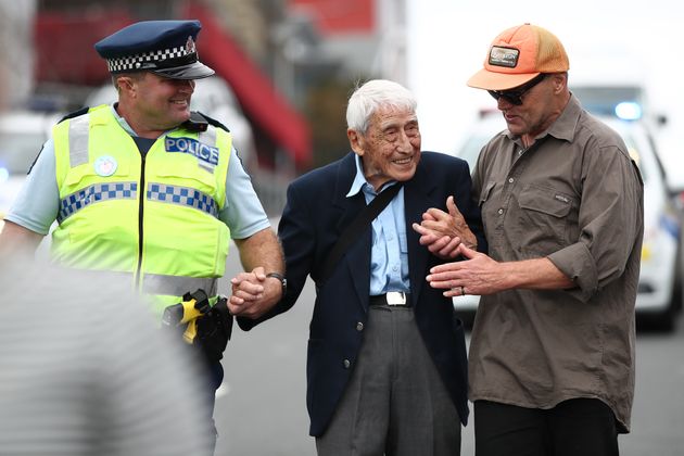 Νέα Ζηλανδία: 95 ετών, βετεράνος του Β' Π.Π. πήρε τέσσερα λεωφορεία για πάει σε πορεία κατά του