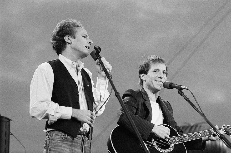 HuffPost Weekend: «Simon and Garfunkel Story» και «Selfie: στο βάθος πίσω η  πόλη» | HuffPost Greece CULTURE