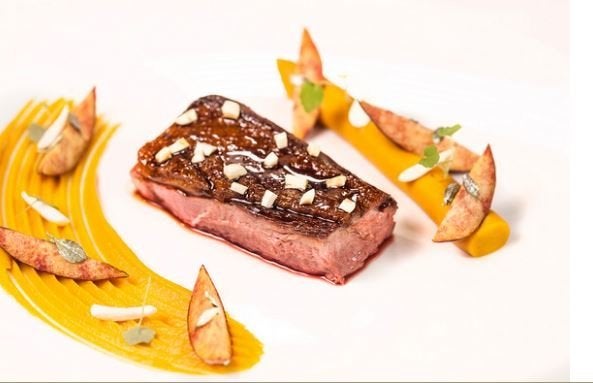 Πάπια από «Challans»Ραβιόλι Πατάτας/Κίτρινο Παντζάρι/ Κόκκινο Κρεμύδι