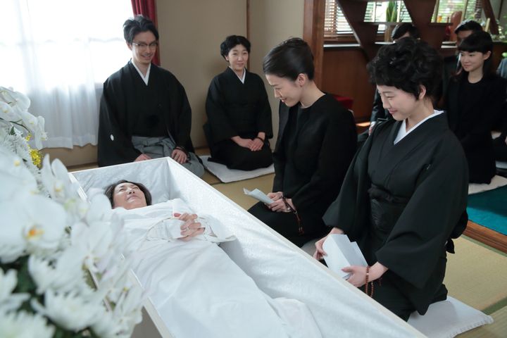 連続テレビ小説『まんぷく』で、生前葬を執りおこなう松坂慶子さん演じる今井鈴 NHK提供