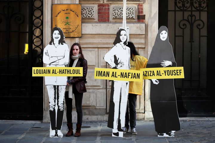 Διαμαρτυρία ακτιβιστών έξω από την πρεσβεία της Σαουδικής Αραβίας στο Παρίσι. Ζητούν την απελευθέρωση γυναικών που μάχονται για τα ανθρώπινα δικαιώματα. 