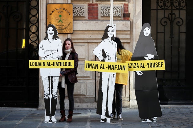 Διαμαρτυρία ακτιβιστών έξω από την πρεσβεία της Σαουδικής Αραβίας στο Παρίσι. Ζητούν την απελευθέρωση γυναικών που μάχονται για τα ανθρώπινα δικαιώματα. 