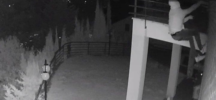 Dos ladrones escalando por la fachada de un domicilio de Matadepera, el pasado enero.