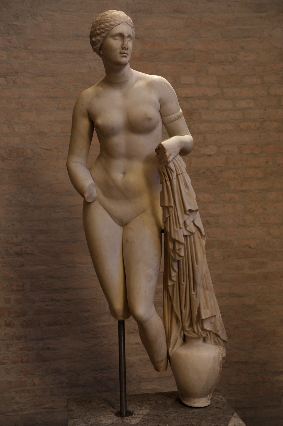 Aphrodite of Cnidus. Roman copy of 1st century BC of a Greek original by Praxiteles. Ca 370 BC. Glyptothek. Munich. 