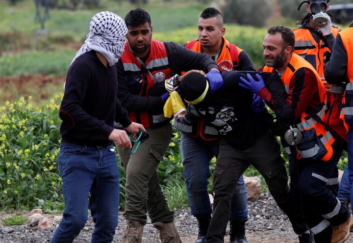 Παλαιστίνιοι μεταφέρουν τραυματία, μετά από επεισόδια στις 29 Μαρτίου 2019.
