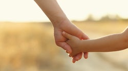 Adoption: les célibataires et couples homosexuels seraient défavorisés en