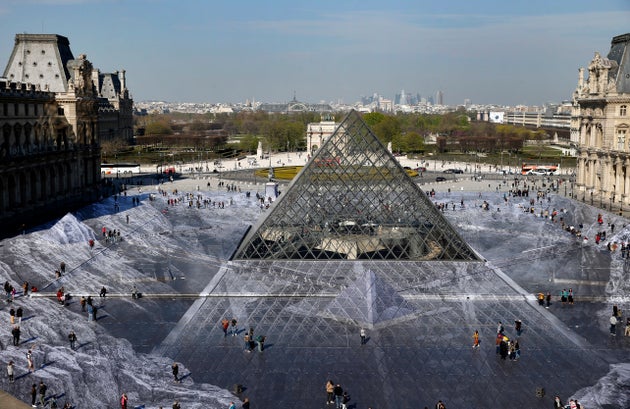 L'Åuvre de JR devait durer jusqu'Ã la fin du week-end anniversaire de la pyramide du