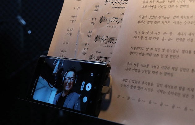 유투브에서 활약 중인 가수 권인하가 27일 오후 경기 고양시 작업실에서 노래 연습을 하고 있는 모습을 자신의 스마트폰으로 찍고 있다.