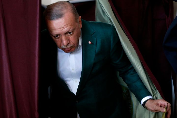 Ο Ερντογάν βγαίνεια από το παραβάν, αφού ψήφισε στις δημοτικές εκλογές της 31ης Μαρτίου 2019 στην Τουρκία.