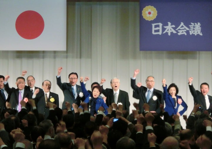 日本会議と日本会議国会議員懇談会の設立２０周年記念大会で気勢を上げる参加者＝2017年11月27日、東京都港区のホテル