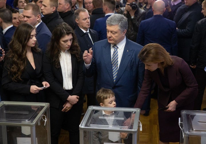 Poroshenko casts his vote Sunday in the Ukranian election.