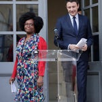 Remaniement: Macron privilégie ses proches à