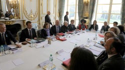 “Remaniement: l’ère Macron change et affaiblit la fonction