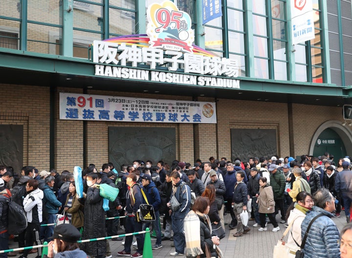 第91回選抜高校野球大会初日。開場し球場入りする大勢の観客＝3月23日、兵庫県西宮市の阪神甲子園球場