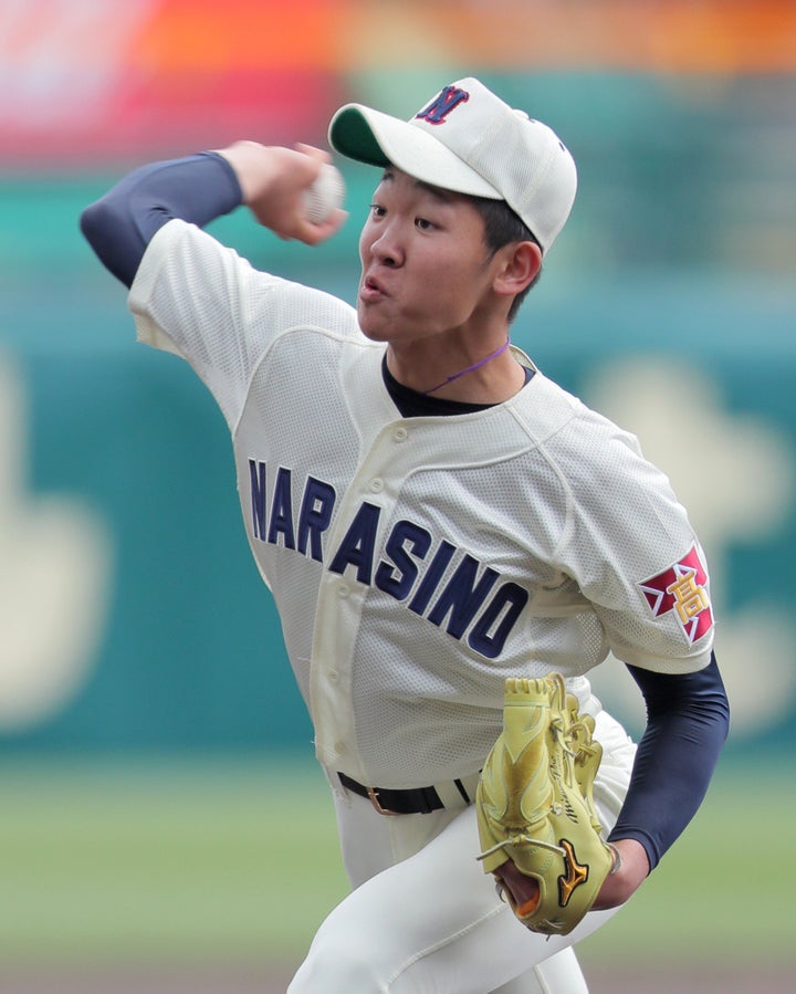 力投する習志野2番手の飯塚脩人投手＝4月2日、甲子園