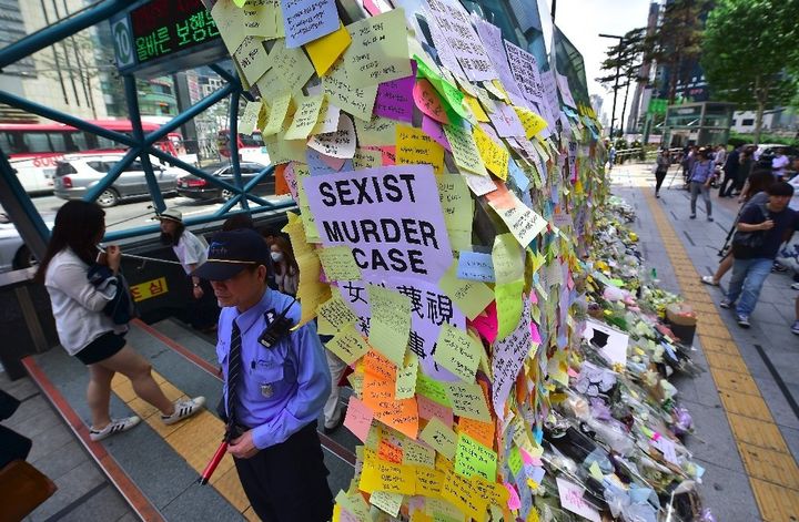 江南駅女性殺害事件の現場に貼られたポストイット。被害者を追悼するコメントが書かれている