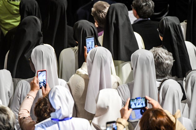 Varias monjas grabando la visita del papa en Rabat