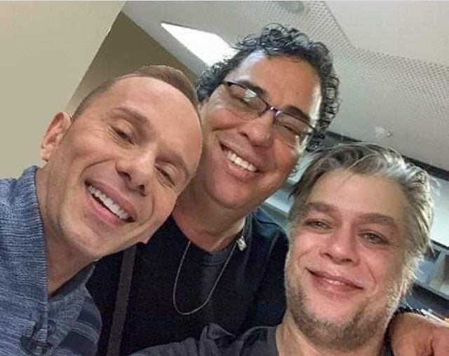 O ex-Polegar Rafael Ilha tira foto com o ex-jogador de futebol Casagrande e o ator Fábio Assunção.